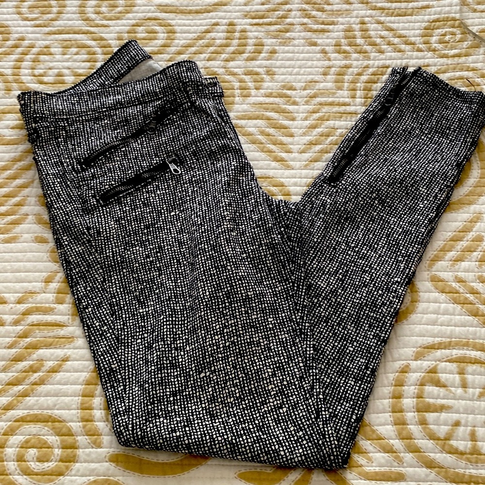 Rag & Bone jean styled fitted pant. Size 30. Zipper accent styling.